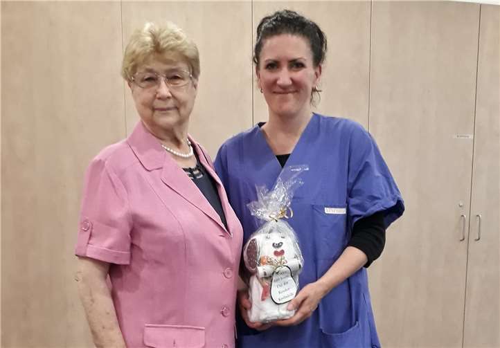 Gertrud Faßbender (li.) und Oberärztin Ümmügül Behr (re.) bei der Spendenübergabe. privat