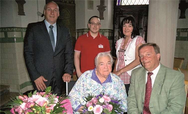 Gertrud Jung freute sich sehr über die Blumen, Karten und Geschenke. privat