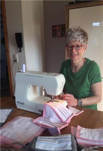 Gertrud Junglas bemühte wie ihre Mitstreiterinnen die eigene Nähmaschine zu Hause.