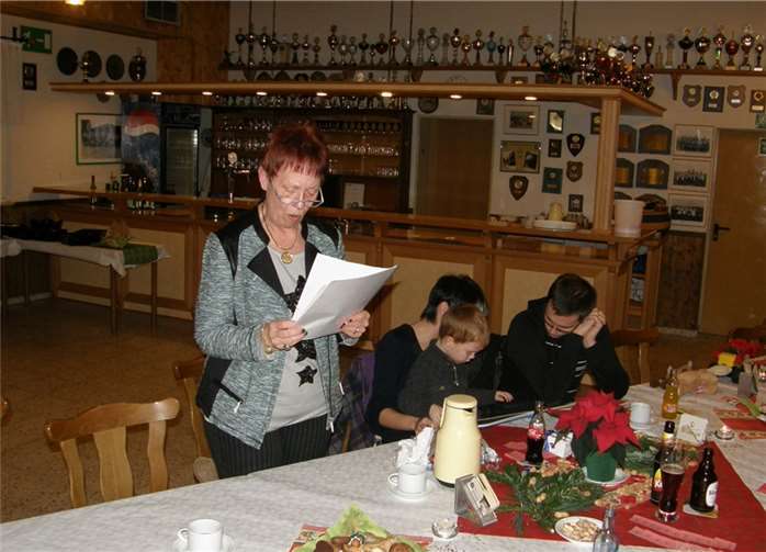 Gertrud Otto brachte die Anwesenden mit dem Vortrag „Mein Weihnachtsmann“ sichtlich zum Nachdenken.