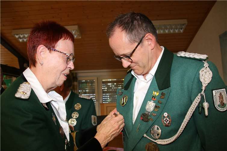 Gertrud Otto übergibt das Ehrenzeichen des Pellenzbundes an Markus Pleinen.