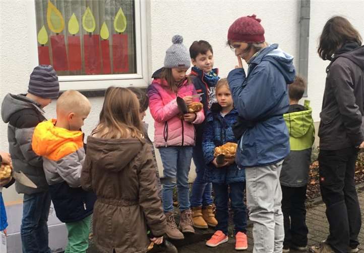 Gertrud Pollitt mit den Schülerinnen und Schüler der zweiten Klasse. Fotos: privat