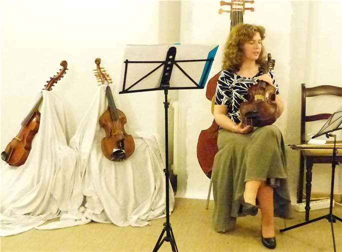 Gertrud Schmidt mit ihren drei Instrumenten.privat