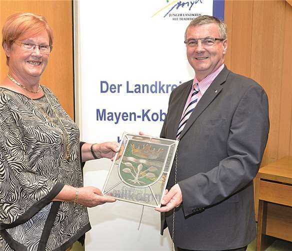 Gertrud Wagner wurde nach 45 Jahren von Landrat Dr. Alexander Saftig aus dem Kreistag verabschiedet.