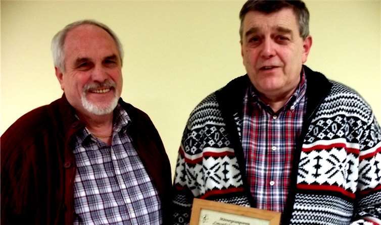 Gerührt nahm Manfred Mönch von seinem Stellvertreter Klaus Conrad die Ernennungs-Urkunde als Ehrenmitglied entgegen.DL