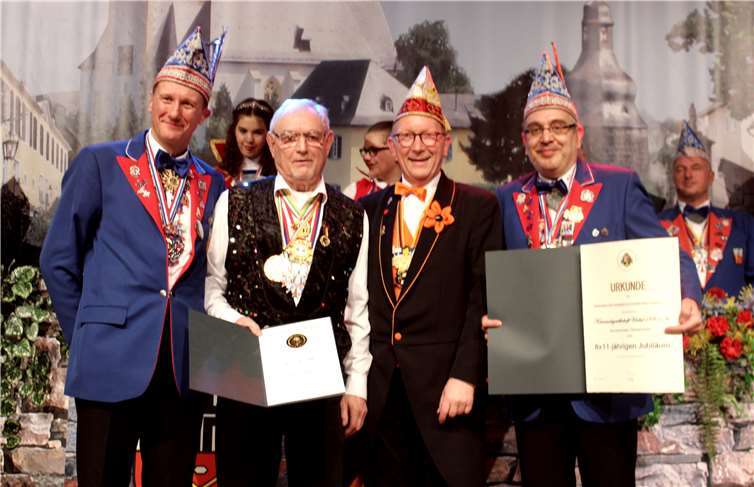 Gerührt präsentierte Egon Braun die Urkunde zur Verleihung der Verdienstmedaille in Gold am Bande. DL