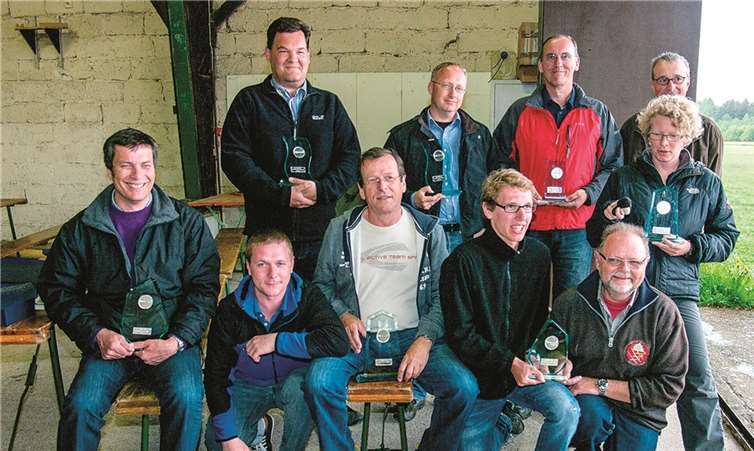 Gesamtbild der Sieger und Platzierten in den 3 Klassen (OK:offene Klasse; CK: Clubklasse; DK: Doppelsitzerklasse)v.li. stehend: Rolf Bieckmann (2. OK), Oliver Knischewski (Sieger OK), Norbert Kühne (3. OK), Alice Toups & Theo Genn (2. DK), v.li. sitzend: Klaus Mende (Sieger CK), Michael & Horst Seifert (Sieger DK), Jens Kühne (2. CK), Mario Wichmann (3. DK). Es fehlt Robert Vietoris (2. CK). Gerhard Marx