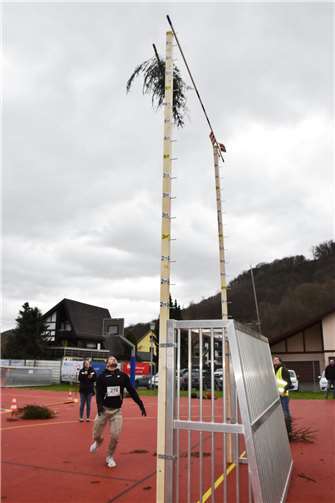 Gesamtsieger Toni Kolbe warf wie vier andere auch den Baum über die sechs-Meter Latte.  Fotos: HEP