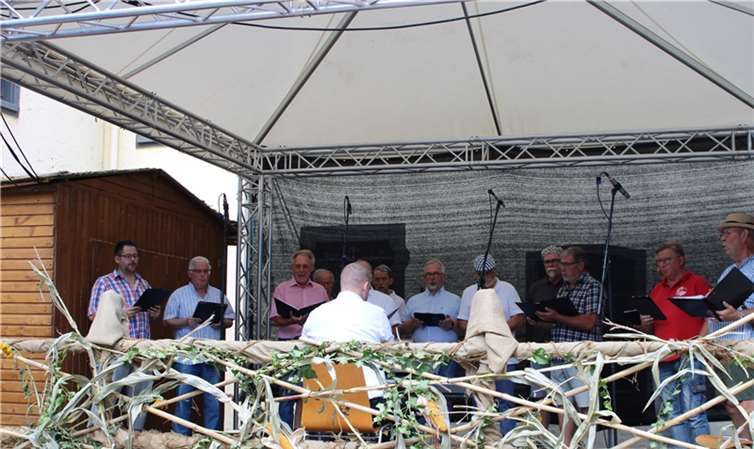 Gesang gehört zu jedem Weinfest. So auch in Heimersheim.
