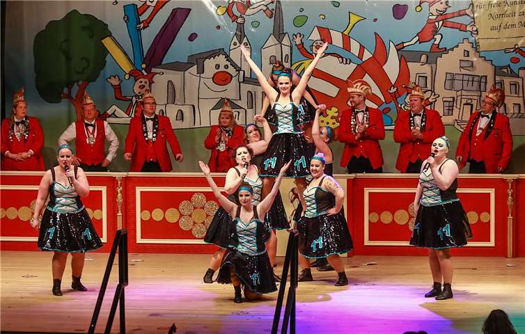 Gesang und Tanz lieferten die „Elevven“ Truppe aus Kehrig.