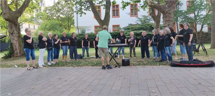 Gesang unter freiem Himmel: Frauenchor Gladbach begeistert Passanten in Koblenz. Foto: Frauenchor „Cäcilia“ Gladbach 1974 e.V.
