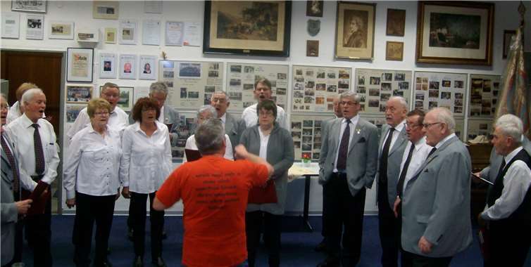 Gesangsbeitrag des Chores im Vereinshaus - zur Feier des diesjährigen Vereinstages. Foto: privat