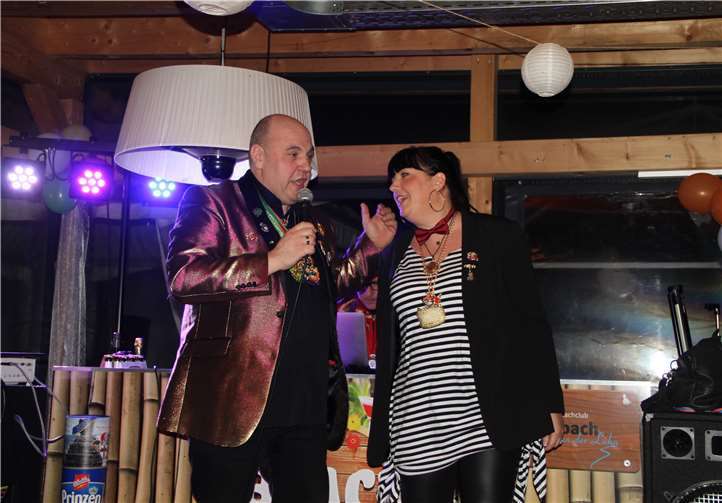 Karnevalistische Brücken zwischen Lahn, Rhein und Mosel geschlagen Gesangsduo aus Fachbach, Ex-Prinz, Willi Willig mit Ehefrau Nadine sorgten für Stimmung mit „Schnibbelbuun“.