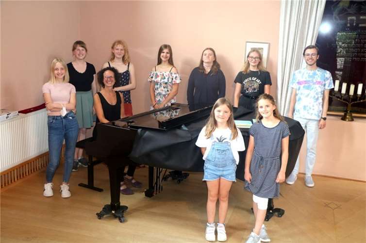 Gesangspädagogin Alexandra Tschida und ihre Schüler freuen sich auf das Konzert. Foto: privat
