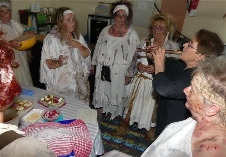 Gesangsübungen in der Minicafeteria mit Annemarie Taßler und ihrem Renaissance-Blockflötenspiel.