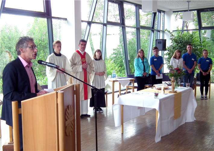 Geschäftsbereichsleiter Franz Josef Bell bei seiner Begrüßung am„Tag der offenen Tür“. Der Tag startete mit einem Gottesdienst. Foto: Caritas Werkstätten, Mayen