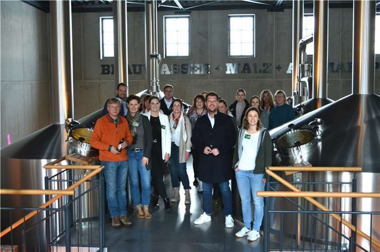 Geschäftsführender Gesellschafter der Westerwald-Brauerei Jens Geimer (vorne 2.v.r.) informierte zum Geschäftsjahr 2022 und geplanten Innovationen.  Foto: CF