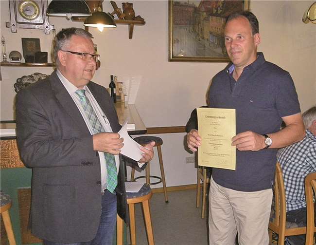 Ratsmitglieder per Handschlag verpflichtet Geschäftsführender Ortsbürgermeister Arnold Johann und Ortsbürgermeister Jörg Fuhrmann (v.l.).privat