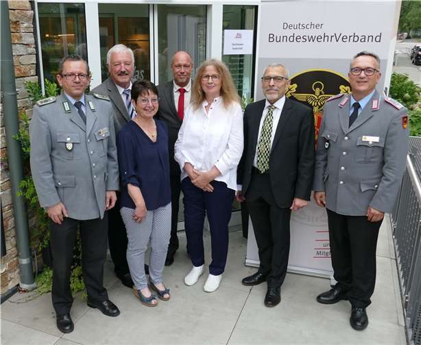 Geschäftsführender Vorstand der KERH mit den Ehrengästen: Beigeordnete Ute Reuland (3. von rechts), Oberstleutnant Michael Schwab (rechts) und StFw Schwappacher (links).  Foto: Ulf Neelsen