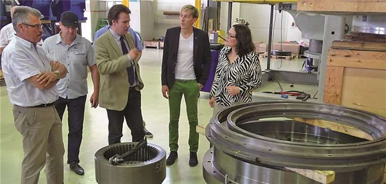 Geschäftsführer Achim Oebel führte die Ministerin durch die Werkhalle und erklärte die Abläufe. privat