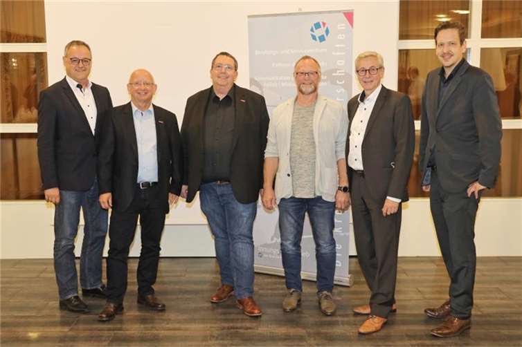 Geschäftsführer Alexander Zeitler, Kreishandwerksmeister Rainer Angsten, Vorsitzender Kreishandwerksmeister Marco Kraus, Kreishandwerksmeister Gregor Orth, Hauptgeschäftsführer Helmut Weiler und Geschäftsführer Ulf Hoffmann. Foto: Michael Jordan