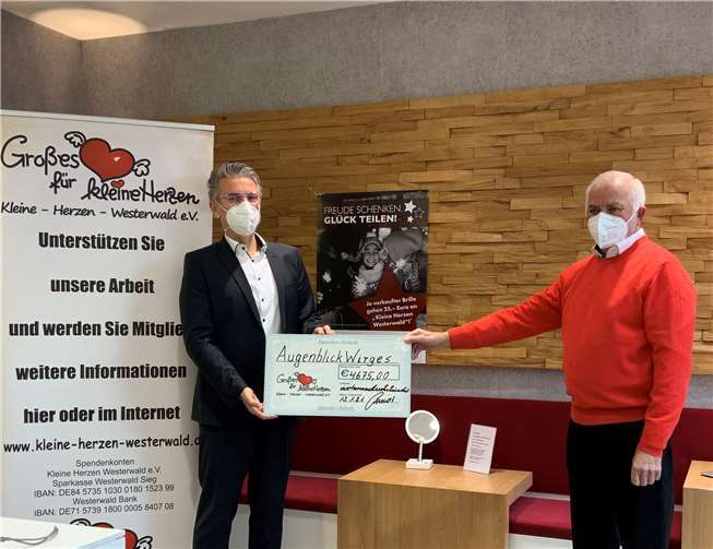 Geschäftsführer Andreas Schmidt überreichte den symbolischen Scheck in Höhe von 4.675 Euro an den 1. Vorsitzenden des Fördervereins Günter Mies. Foto: privat