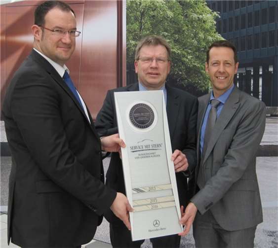 Geschäftsführer Axel Frey (rechts) und Serviceleiter Elmar Esser (links) nehmen die Auszeichnung mit großer Freude und Stolz von Herrn Peter Koch, Daimler AG (Mitte) entgegen.. privat
