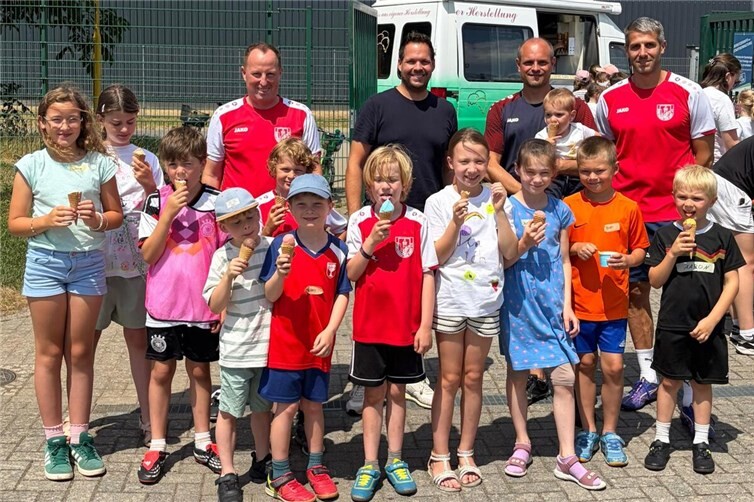 Geschäftsführer Christian Bey (Mitte) von Auto March in Remagen besuchte die Ferienfreizeit des SV Kripp im Sportpark „Am Querweg“ persönlich. Dank des Sponsorings konnten sich die 110 Kinder und Betreuenden über jeweils zwei Kugeln Eis freuen.
