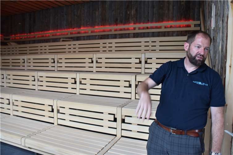 Geschäftsführer Christian Kuhn erläutert Details zur neuen Sauna.