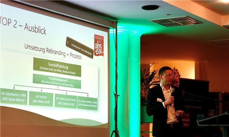 Geschäftsführer Christian Senk berichtete über die vollzogene Umstrukturierung hin zur neuen „Ahrtal und Bad Neuenahr-Ahrweiler Marketing GmbH“.
