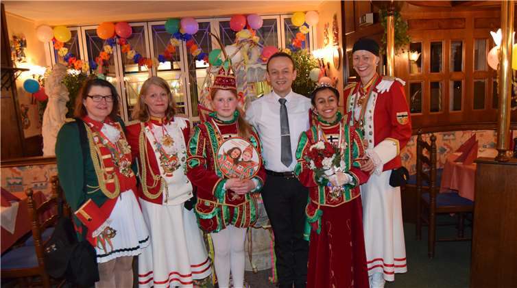 Geschäftsführer Christo Latsios freute sich, das Kinderprinzenpaar Emma I. und Amira I. im fröhlich geschmückten Restaurant zu begrüßen. Bereits seit einem Vierteljahrhundert engagieren sich Inhaber und Belegschaft des „Nepheli“ für den Karneval in der Glasstadt.  EICH