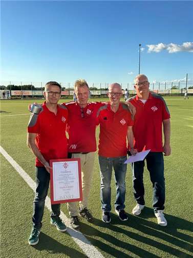 Ehrungen und Fußball: Gemütlicher GSV-Abend in Vettelhoven Geschäftsführer Christoph Schmitt, Ehrenamtsbeauftragter Willi Gebhard und Vorsitzender Ludger Hoppe überreichten GSV-Platzwart Manni Rücker (2.v.l.) die DFB-Ehrung und den Dank des Vereins. Foto: GSV