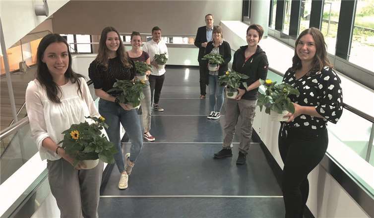 Geschäftsführer Claus Hoffmann (Vierter v.r.) und die sieben neuen Auszubildenden der Koblenz-Touristik in der Rhein-Mosel-Halle.Foto: Koblenz-Touristik