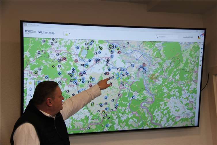 Geschäftsführer Cornelius Kournettas in der Zentrale der VMR. Dort wissen die Mitarbeiter jederzeit, wo die Busse unterwegs sind.