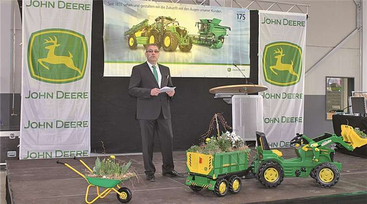 Geschäftsführer Dieter Mies bei seiner Begrüßungsrede.