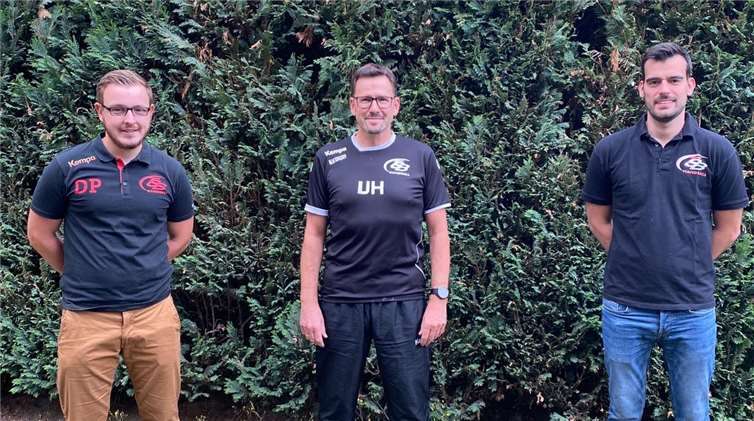Geschäftsführer Dominik Pretz (links), ist erfreut über die Verpflichtung des neuen Trainerteams um Uwe Hofmann (Mitte) und Lucas Litzmann (rechts). Foto: privat