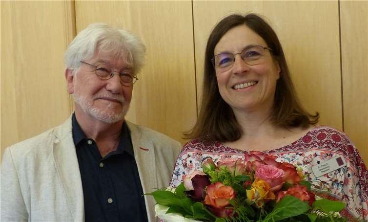 Geschäftsführer Dr. Christoph Smolenski gratulierte Anne Pesch zur absolvierten Weiterbildung.Foto: privat