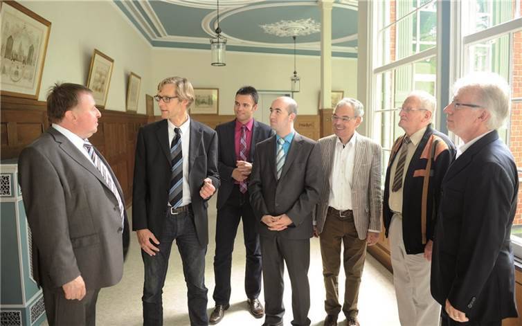 Geschäftsführer Dr. Marius Poersch (2.v.l.) und Landrat Dr. Jürgen Pföhler (l.) im fachlichen Austausch mit den Senior Experten und den Kreiswirtschaftsförderern. privat