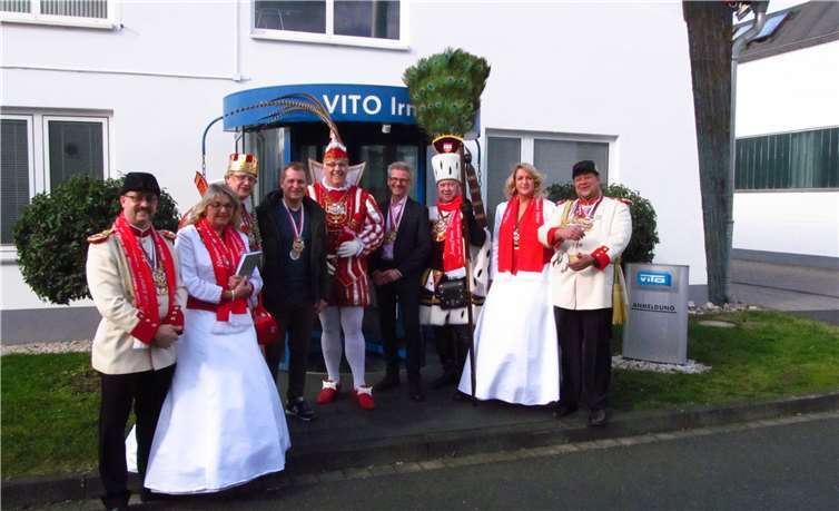 Geschäftsführer Dr. Michael Büchner begrüßte die Jecken am Firmensitz in Kripp. Fotos: privat
