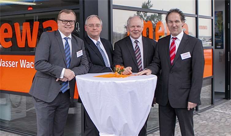 Geschäftsführer Dr. Ulrich Bammert, Aufsichtsratsvorsitzender Hartmut Beckschäfer, Bürgermeister Theo Hüffel und Geschäftsführer Jörg Ostermann bei der Eröffnung der neuen Räume.  VJ