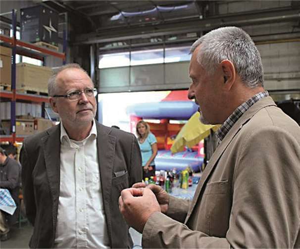 Geschäftsführer Fischer im Gespräch mit dem Schulleiter von Nonnenwerth. privat