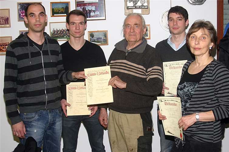 Geschäftsführer Florian Adams (v. l.) ehrte Pascal Gimnig und Othmar Rempe für 25 Jahre sowie Dominik Galle und Beate Mühlmann für zehn Jahre Mitgliedschaft.