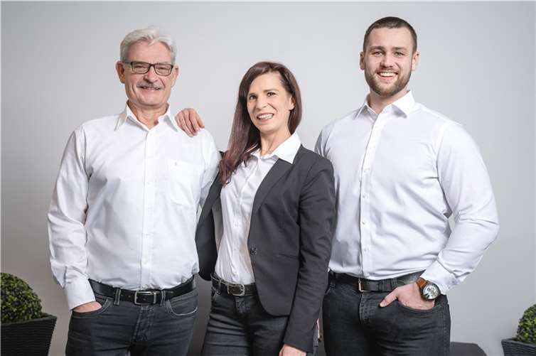 Geschäftsführer Florian Wahl und die Immobilienkauffrau Angélique Link sowie Büroleiter Jürgen Niemann. Foto: Bernhard Risse