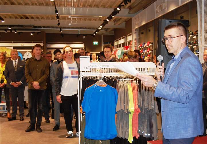 Geschäftsführer Frank Bahr konnte zahlreiche Gäste aus Politik, Wirtschaft und Sport in den neuen Räumlichkeiten begrüßen.