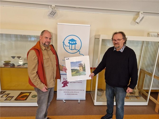 Stille Versteigerung erfolgreich abgeschlossen Geschäftsführer Frank Wiesenberg erhielt symbolisch in Form eines Bildes mit dem Römerturm eine Spende in Höhe von über 600 Euro zugunsten der Stiftung Caput Limitis aus den Erlösen der Kunstaktion „Fifty-Fifty“.Foto: RömerWelt