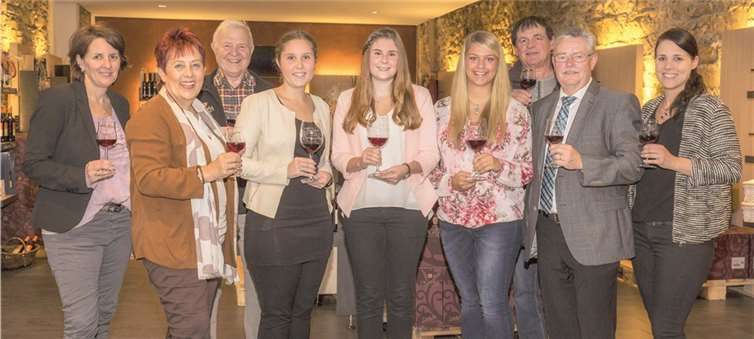 Geschäftsführer Friedhelm Nelles überreicht in Anwesenheit des Vorstandes des Verkehrsvereins edle Pokale an die künftigen Weinmajestäten. Verkehrsverein „WeinKulturDorf Dernau“/Schreiner