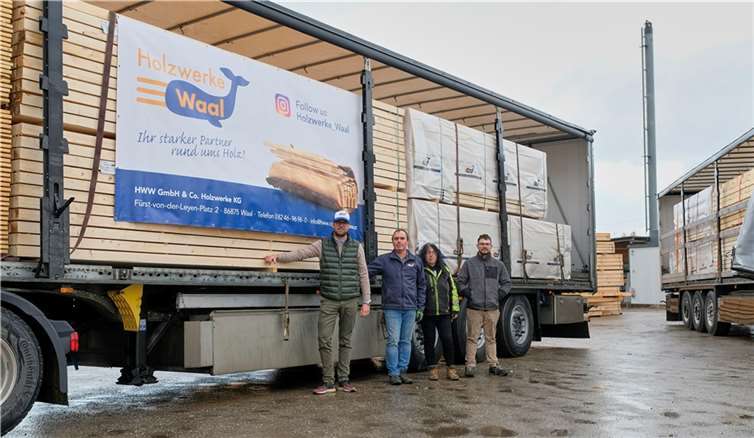 Geschäftsführer Georg Erwein Prinz von der Leyen und Lagerleiter Winfried Ledel von den Holzwerken Waal sowie Marion Liebhart und Nils Jannaschk von der Spedition Schade Spezialtransporte. Diese bringt die Holzladung zum Selbstkostenpreis nach Rheinland-Pfalz. Foto: Ingo Jensen/Holzwerke Waal