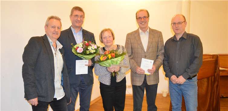 Geschäftsführer Gerhard Odenthal (l.) und der stellvertretende Vorsitzende Jürgen Kausmann gratulierten dem Vorsitzenden Otto von Lom und Erika Nikolay (2. und 3. v. r) zur 50-jährigen Mitgliedschaft. Wolfgang Löffler nahm diese Ehrung für seine Mutter Lisbeth entgegen. AB