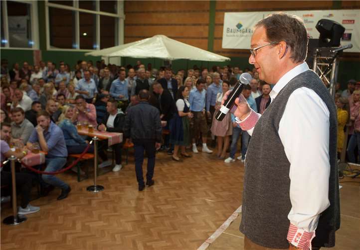 Geschäftsführer Germar Baumgärtel begrüßt die Gäste zum 11. Oktoberfest, erstmalig in Melsbach. Fotos: FF
