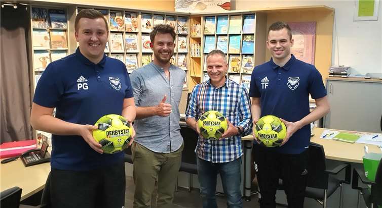 Geschäftsführer Günther Schönborn (3. v.l.) überreicht persönlich die neuen Spielbälle an DJK-Trainer Andreas Samson (2. v.l.) und sein Team. Foto: privat